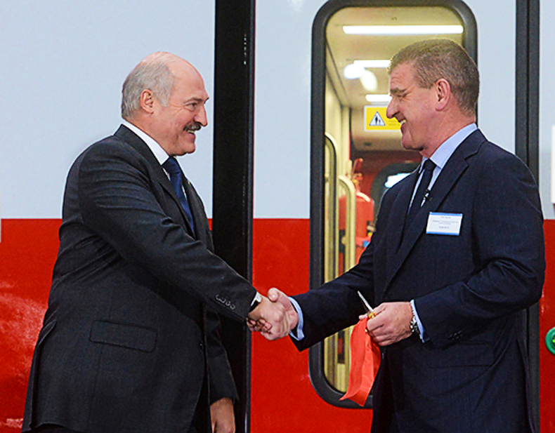 Лукашенко - слева, Шпулер - справа